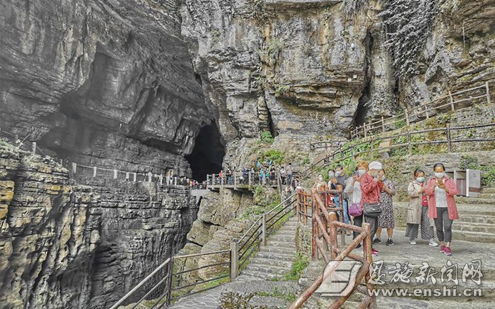 第十个中国旅游日，利川腾龙洞吸引了大批游客。