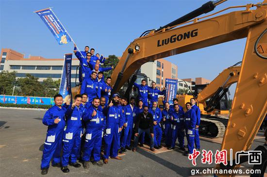2018年柳工第三届全球技能比武大赛在柳职举行,来自14个国家的29名参赛队员合影。朱敬民 摄 2018年柳工第三届全球技能比武大赛在柳职举行,来自14个国家的29名参赛队员合影。朱敬民 摄