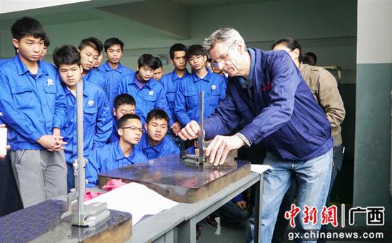 AHK德国双元制职业教育专家约瑟夫在指导学生。朱敬民 摄 AHK德国双元制职业教育专家约瑟夫在指导学生。朱敬民 摄