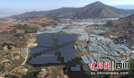 航拍通威四川喜德县农光牧光一体光伏扶贫电站。刘忠俊 摄 
