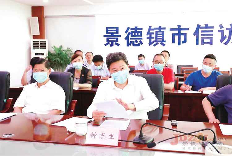 钟志生在市信访局接访为来访群众排忧解难