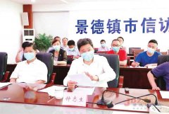 <b>钟志生在市信访局接访为来访群众排忧解难</b>