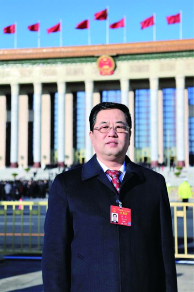 全国人大代表,山东钢铁集团党委书记、董事长侯军 推动制造业升级 打造行业新标杆