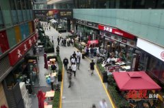 这一条占道经营样板街区 既有城市烟火气息 也有整洁商业环境