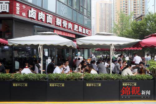 这一条占道经营样板街区 既有城市烟火气息 也有整洁商业环境