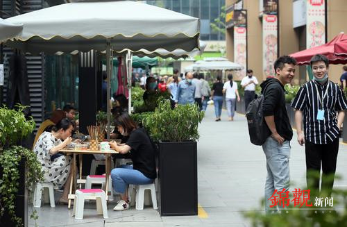 这一条占道经营样板街区 既有城市烟火气息 也有整洁商业环境