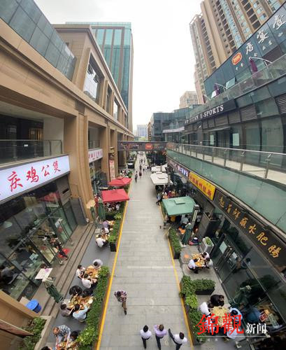 这一条占道经营样板街区 既有城市烟火气息 也有整洁商业环境