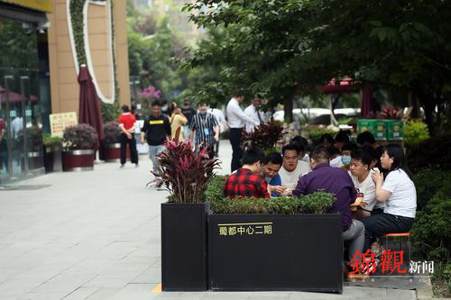 这一条占道经营样板街区 既有城市烟火气息 也有整洁商业环境