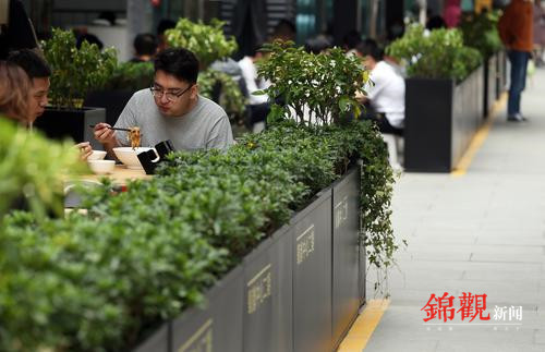这一条占道经营样板街区 既有城市烟火气息 也有整洁商业环境