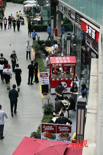 这一条占道经营样板街区 既有城市烟火气息 也有整洁商业环境