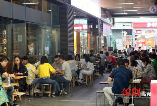 这一条占道经营样板街区 既有城市烟火气息 也有整洁商业环境