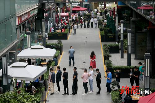 这一条占道经营样板街区 既有城市烟火气息 也有整洁商业环境