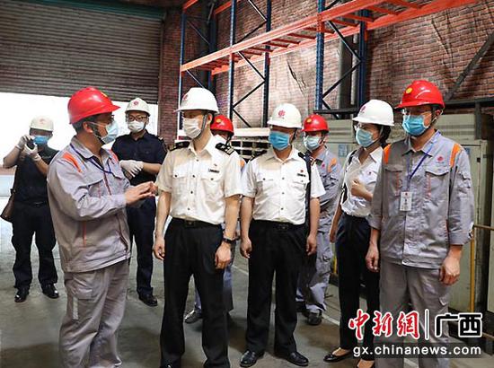图为水口海关副关长周俊峰到中信大锰公司车间实地调研。