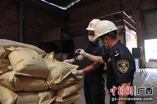 图为工作人员对危险品包装进行检查。