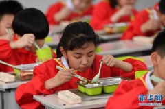郑州：校园里的美味午餐(图)