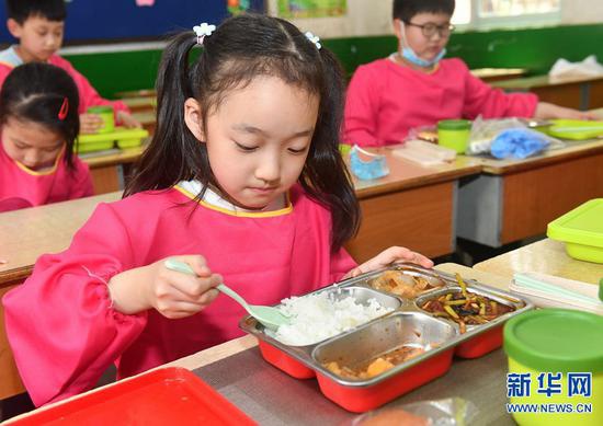 郑州：校园里的美味午餐(图)