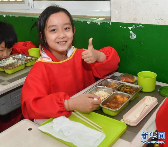 郑州：校园里的美味午餐(图)