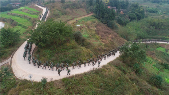 部队官兵进行山地训练。受访者供图