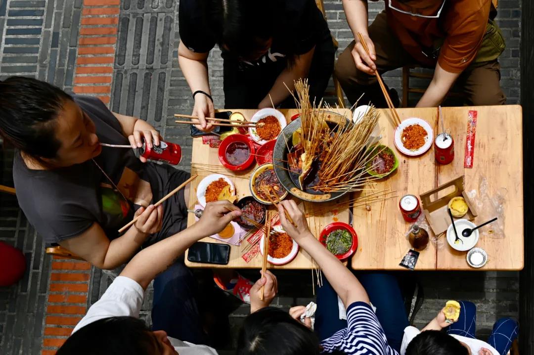 新闻周刊丨成都重启室外经营，是应急之策，还