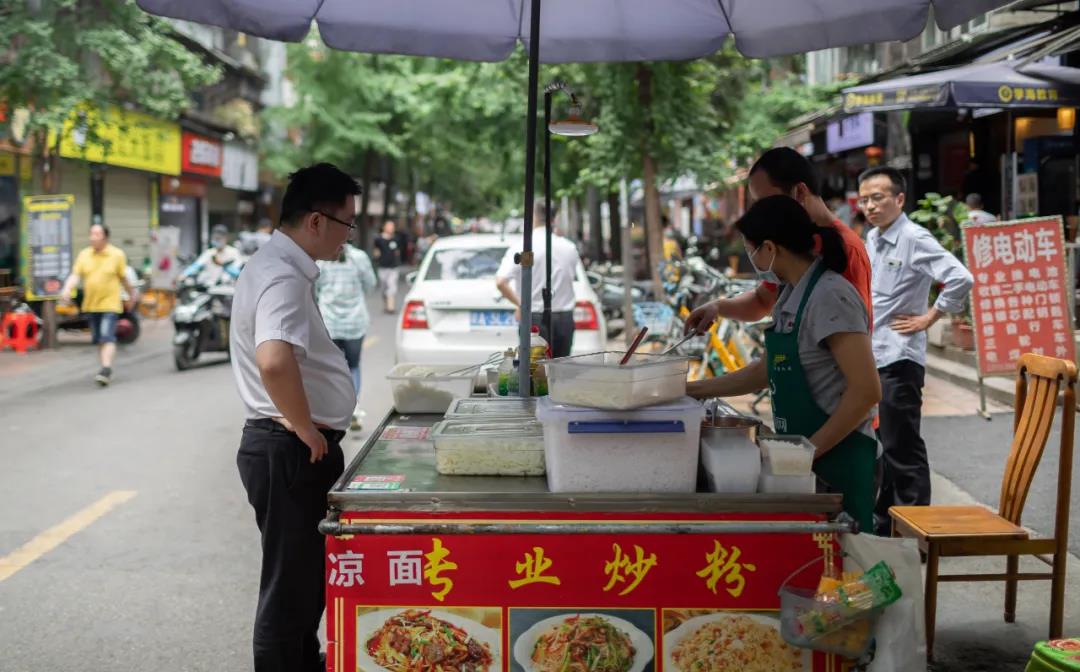 新闻周刊丨成都重启室外经营，是应急之策，还