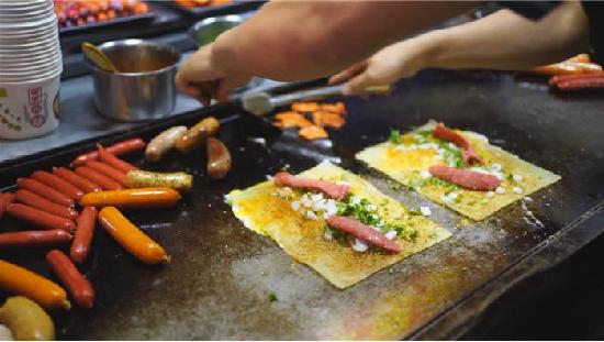 加强“放管服”盘活“地摊经济” ，让城市更有