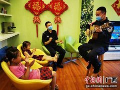 崇左移民管理警察携手“童”行 圆“梦”六一