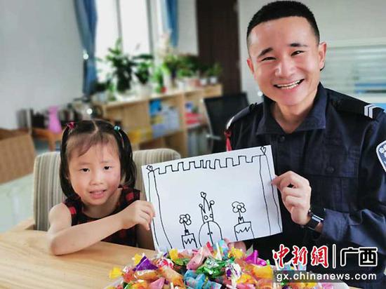 崇左移民管理警察携手“童”行 圆“梦”六一