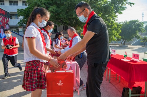 “与爱同行 共庆六一”和喜安筑开展扶贫助学活动