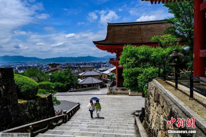 突如其来的新冠疫情，让日本旅游业遭受重创。图为5月22日的日本京都清水寺，当地虽然在5月21日解除了紧急状态，但前来观光的游客仍屈指可数。