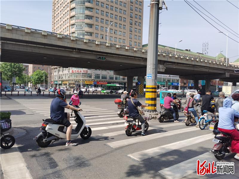 新闻纵深｜“一盔一带”行动开始 “头”等大事如何落地