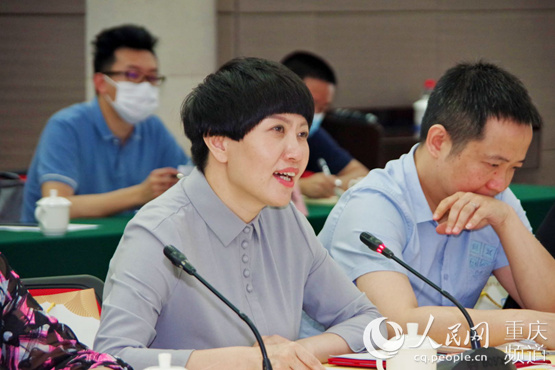 九龙坡区表彰突出贡献专家发放首批人才龙卡