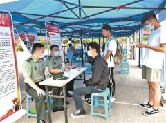 征兵咨询站成为校园招聘会“旺铺”