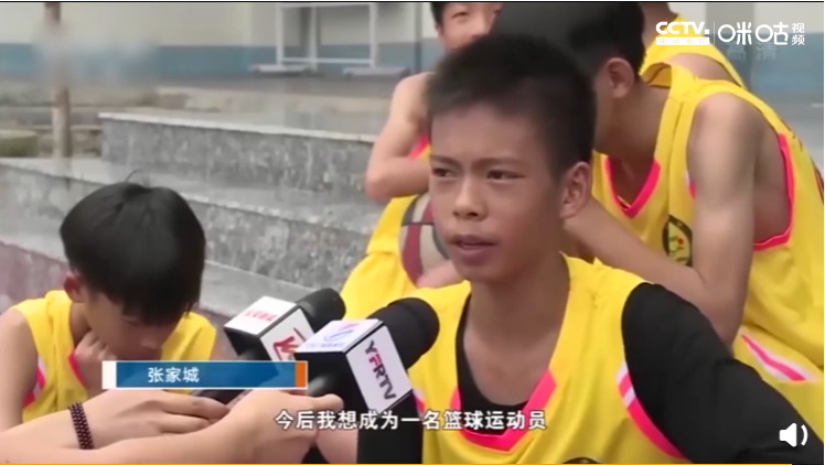 圆梦了！火遍全网的独臂篮球少年与易建联交流球技，现场收到这些鼓励太暖心...