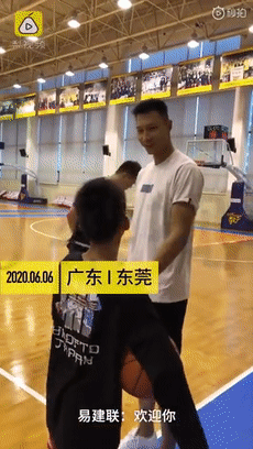 圆梦了！火遍全网的独臂篮球少年与易建联交流球技，现场收到这些鼓励太暖心...