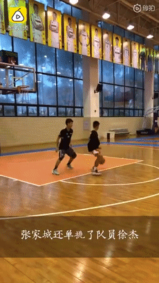 圆梦了！火遍全网的独臂篮球少年与易建联交流球技，现场收到这些鼓励太暖心...