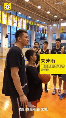 圆梦了！火遍全网的独臂篮球少年与易建联交流球技，现场收到这些鼓励太暖心...