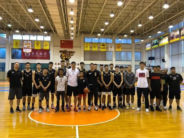 圆梦了！火遍全网的独臂篮球少年与易建联交流球技，现场收到这些鼓励太暖心...