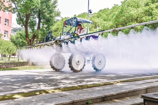 新冠肺炎疫情暴发以来，市场对消杀服务需求庞大，武汉消杀行业迎来井喷式增长。图为消杀人员为江夏一学校消杀。楚天都市报记者李辉摄