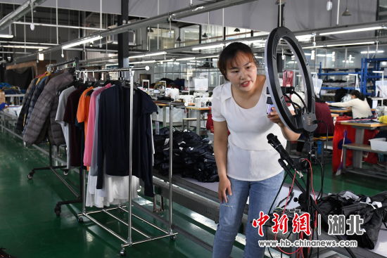 宜昌赛福纺织品有限公司将直播间开在生产线旁
