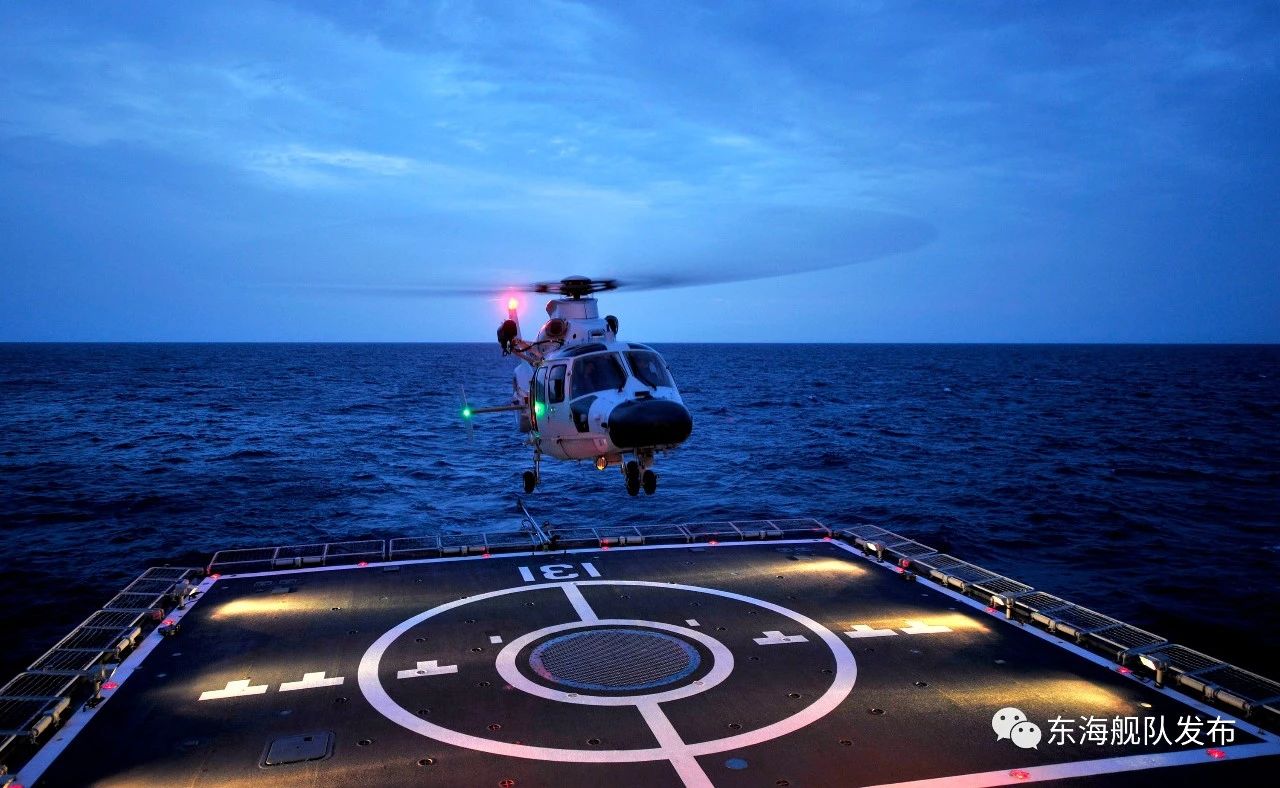 组图：硬核！舰载直升机进行跨昼夜飞行训练