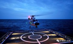 组图：硬核！舰载直升机进行跨昼夜飞行训练