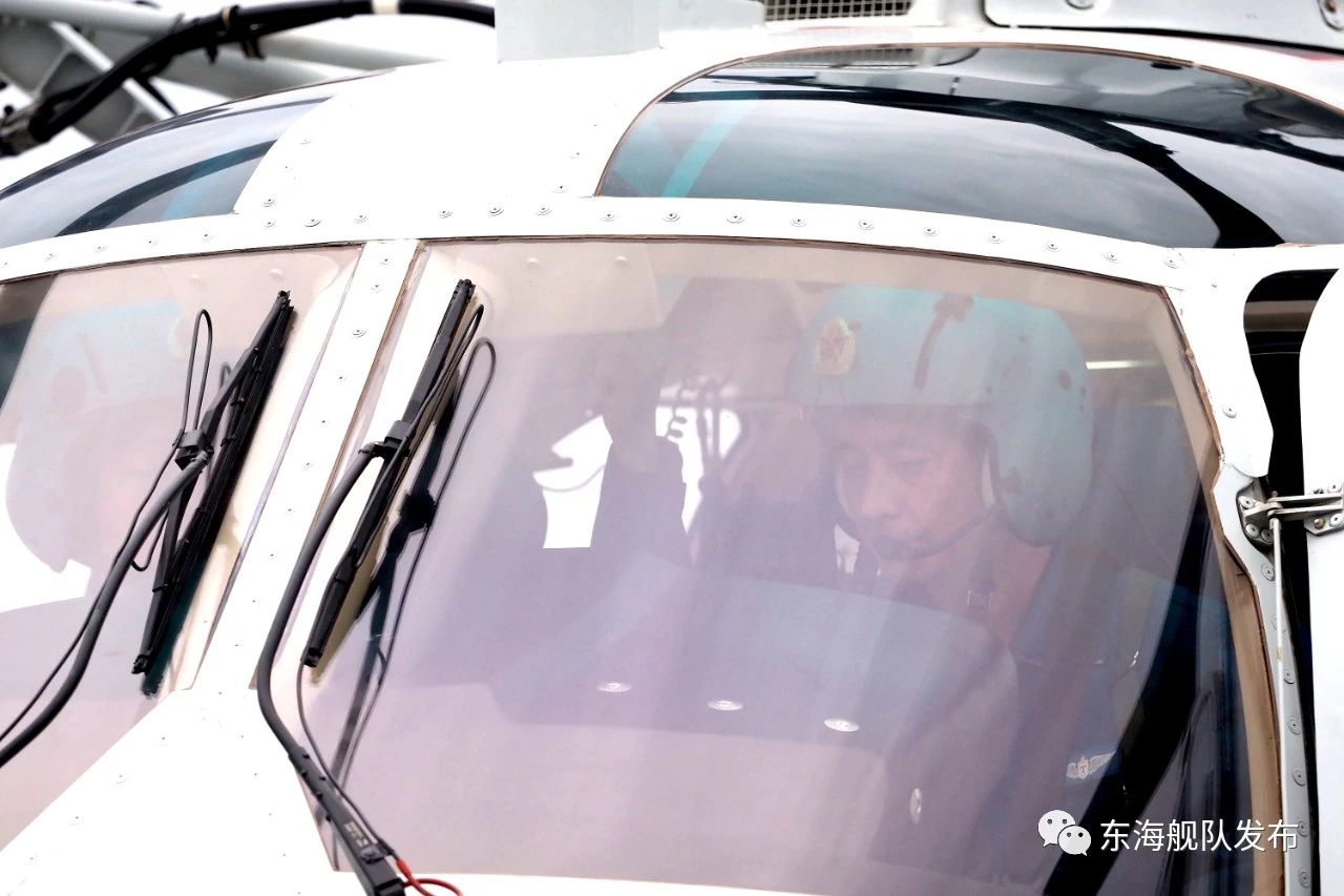 组图：硬核！舰载直升机进行跨昼夜飞行训练