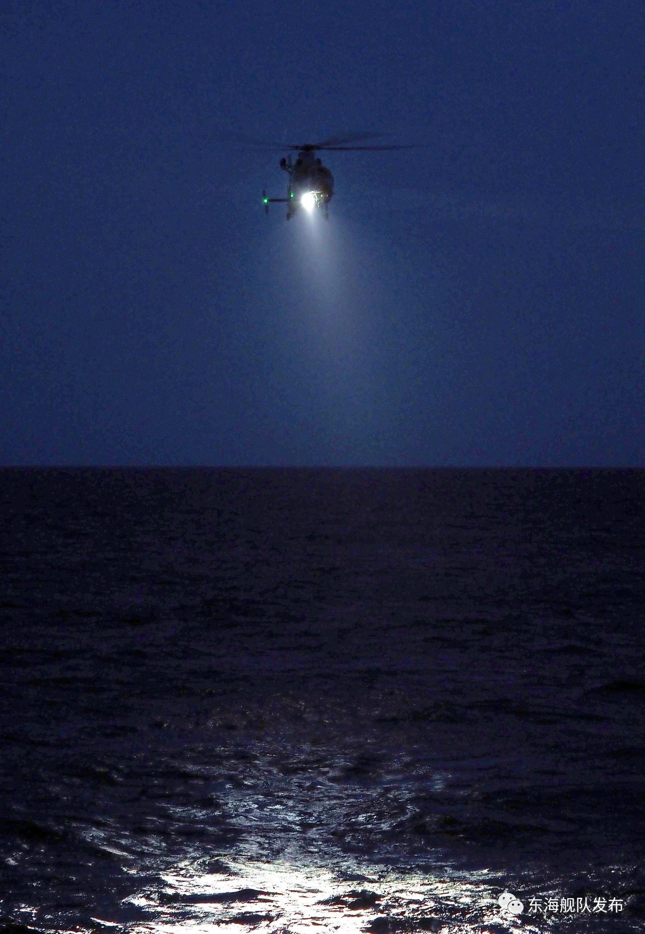 组图：硬核！舰载直升机进行跨昼夜飞行训练