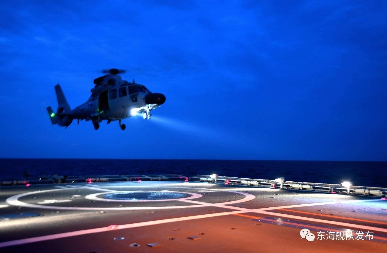 组图：硬核！舰载直升机进行跨昼夜飞行训练