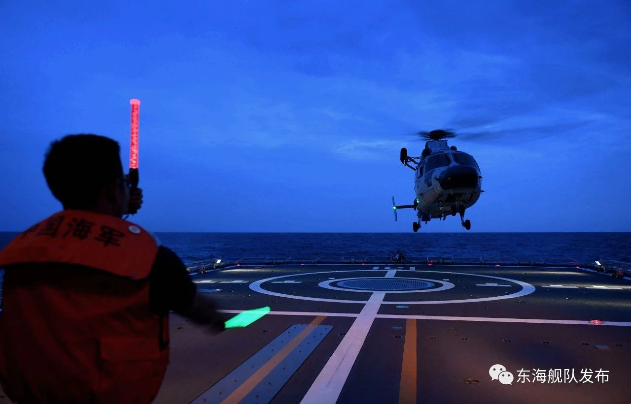 组图：硬核！舰载直升机进行跨昼夜飞行训练