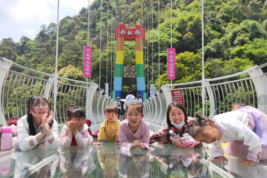 世界首座双彩虹景观玻璃桥