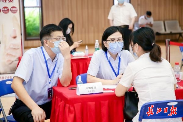 蔡甸区银企对接会上，个体商户获45万信用贷款，