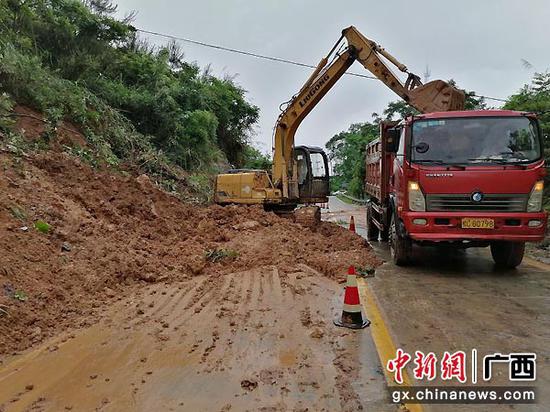 图为桂林阳朔县交通运输局组织人员抢修白沙至金宝公路。  易波 摄