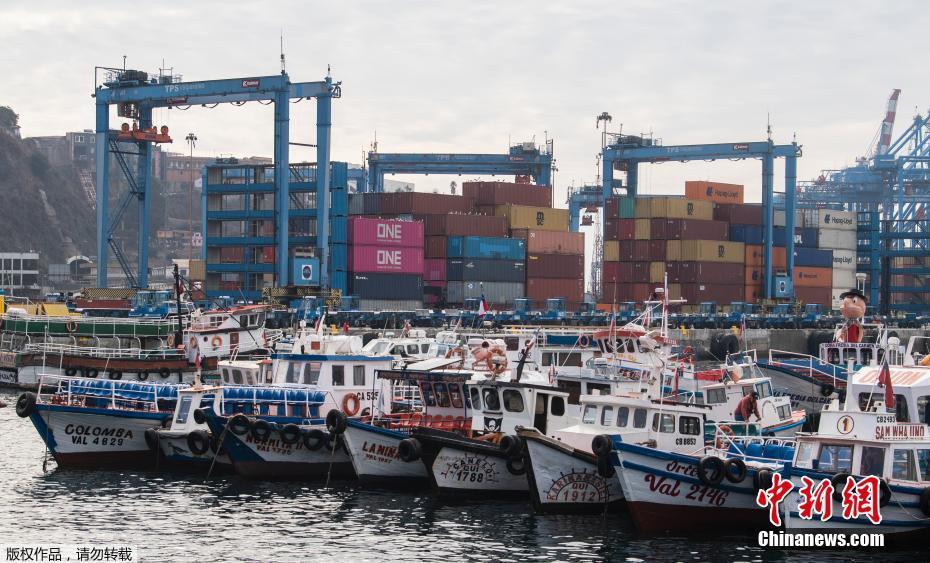 组图：航拍智利海滨码头 彩色游船整齐排列