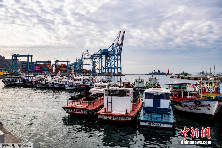组图：航拍智利海滨码头 彩色游船整齐排列